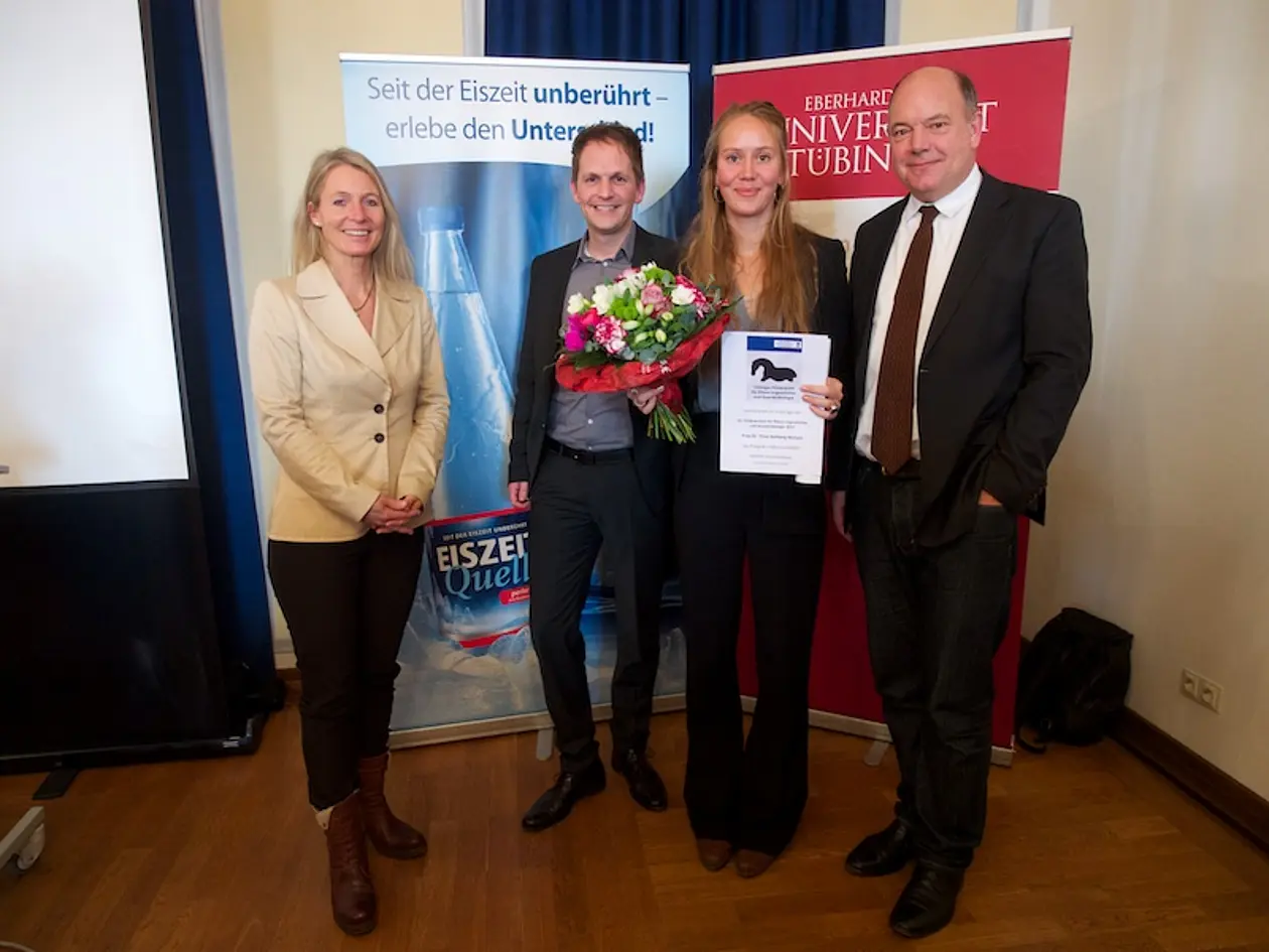 V.l.n.r. : Yvonne Willy und Daniel Gramer von der Stifterfirma EiszeitQuell, die Preisträgerin Dr. Trine Kellberg Nielsen, Professor Nicholas Conard. Foto: Friedhelm Albrecht / Universität Tübingen