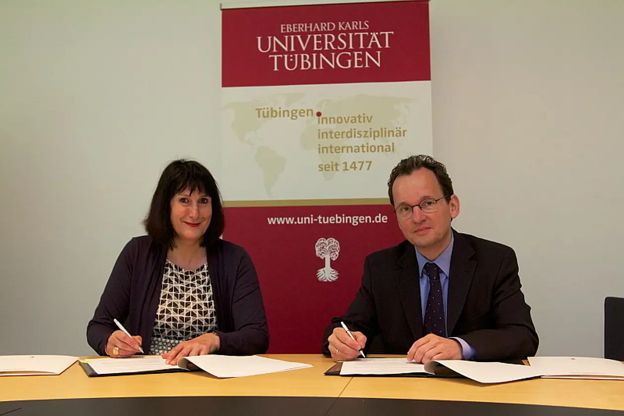 Mit dem neuen Kooperationsvertrag arbeiten Universität und IAW noch enger zusammen: Prof. Karin Amos (l.), Prorektorin der Universität Tübingen, und Prof. Bernhard Boockmann, Direktor des IAW (rechts), bei der Unterzeichnung. Photo: Friedhelm Albrecht