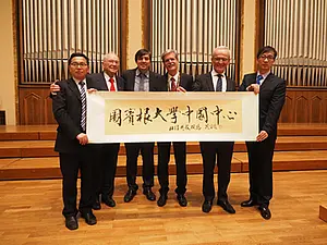 BU v.l.n.r.: Wang Jianbao, Prof. Karl Schlecht, Jun.-Prof. Dr. Matthias Niedenführ, Prof. Dr. Bernd Engler, Prof. Dr. Helwig Schmidt-Glintzer und Dr. Bai Rongzang. Foto: Friedhelm Albrecht/Universität Tübingen 