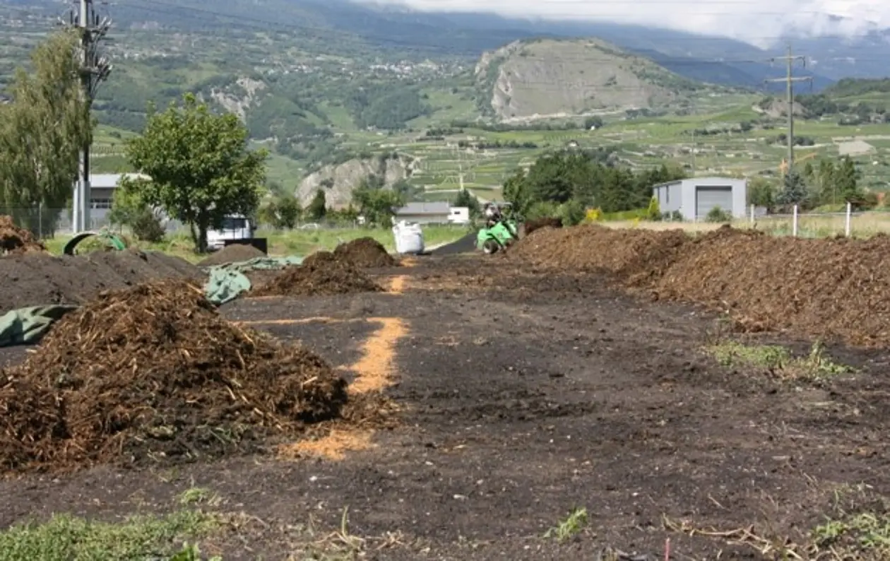 Feldexperiment in der Schweiz: Aufbau der Kompostmieten aus Stallmist vor der Zugabe der Pflanzenkohle.