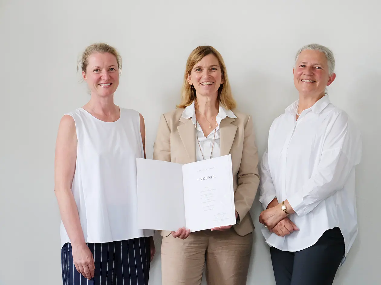 Rektorin Professorin Dr. Karla Pollmann überreichte Professorin Veronika Eyring (Mitte) die Berufungsurkunde an die Universität Tübingen. Daneben Professorin Katja Schenke-Layland.