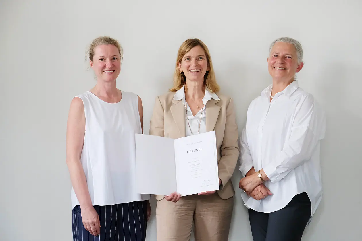 Professor Veronika Eyring (center) receives her letter of appointment from President Karla Pollmann (right). Eyring simultaneously becomes the first of three founding directors of the connAIx Research School for Applied AI Baden-Württemberg, located in Heilbronn. On the left: Professor Katja Schenke-Layland, Vice-President for Research, Innovation, and Transfer.