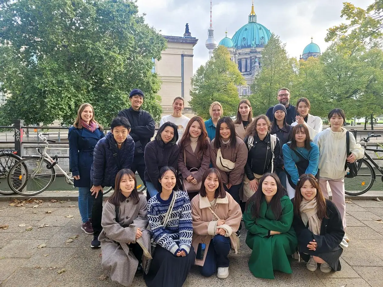 Foto der japanischen Studierendengruppe mit Betreuungspersonen