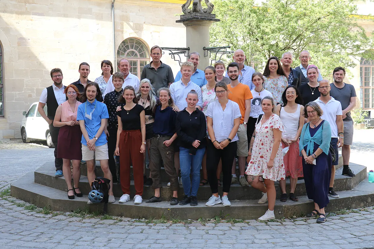 Gruppenfoto der Absolvent*innen mit Betreuern 2022