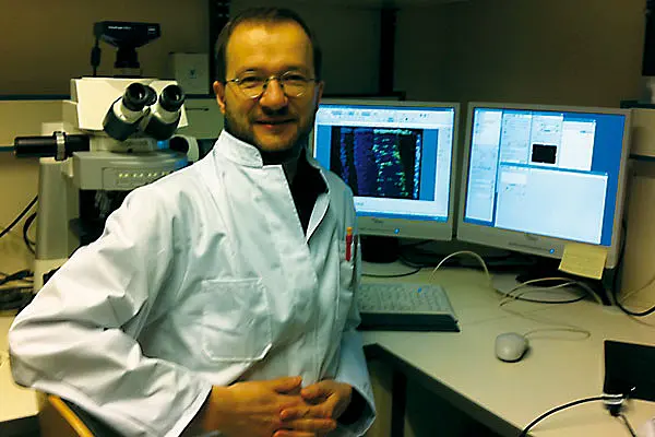 Dr. François Paquet-Durand vor dem Mikroskop. Foto: Stine Mencl
