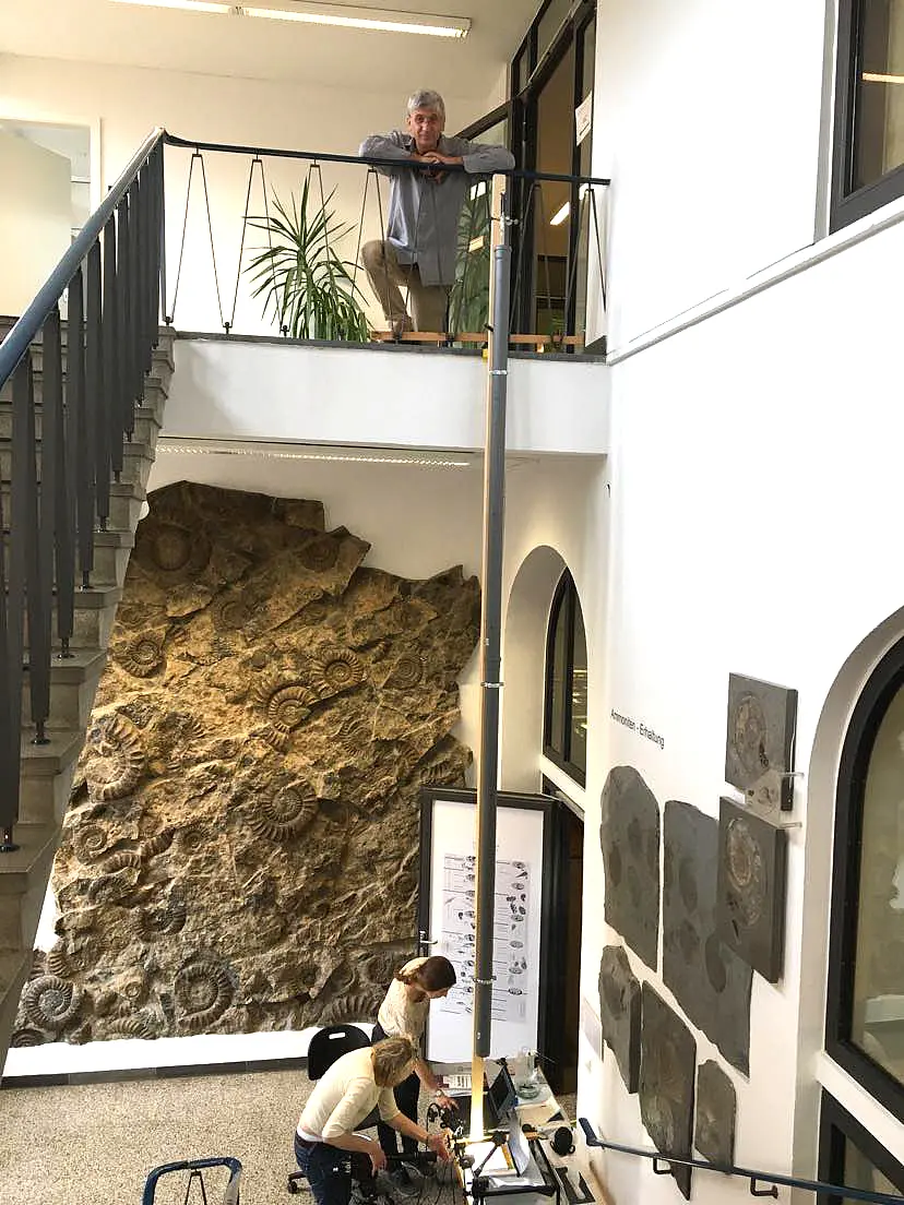 Experimental setup for the drop height of water drops of 430 centimeters in the stairwell in the paleontological collection (Sigwartstr. 10, Tübingen). At the upper end of the tube the water drops were sent on their journey, at the bottom near the floating fern leaves the high-speed camera is set up.
