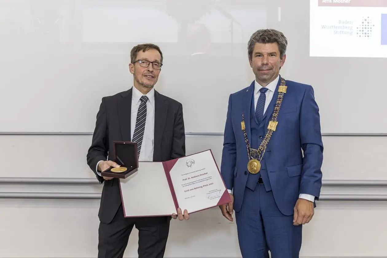 Prof. Dr. Andreas Peschel (links) erhält den Emil von Behring-Preis 2021 vom Präsidenten der Philipps-Universität Marburg, Prof. Dr. Thomas Nauss.