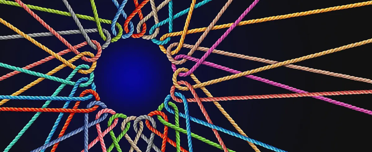 Dekoratives Bannerbild mit einem Netz aus bunten Schnüren, das sich aus einem Kreis in der Mitt heraus verflechtet.