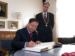 Seine Exzellenz Shi Mingde, der Botschafter Chinas in Deutschland, beim Eintrag ins Goldene Buch der Universität Tübingen. Rechts Rektor Professor Dr. Bernd Engler