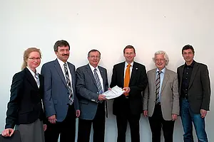Alla Belakouzova, Professor Dr. Jörg Kinzig, Professor Dr. Rüdiger Wulf (Projektleitung), Kanzler Dr. Andreas Rothfuß, Professor Dr. Hans-Jürgen Kerner und Dezernent Paul Weipert (von links) bei der Übergabe der Tübinger Sicherheitsstudie. Foto: Jan