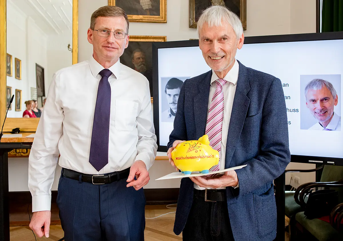 Ein Sparschwein zum Abschied: Gerd Gekeler geht nach fast 42 Jahren an der Universität Tübingen in den Ruhestand.