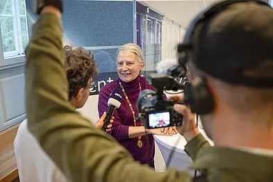 Rektorin Karla Pollmann im Interview mit Journalisten.