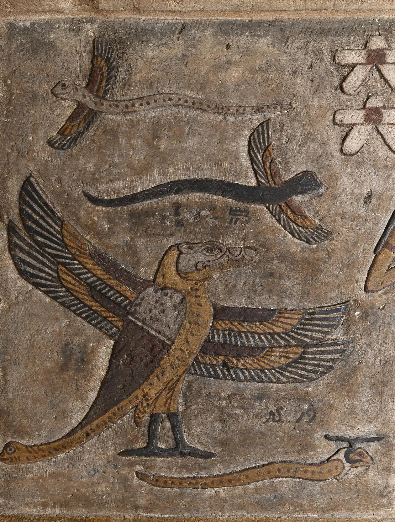 Farbige Darstellung geflügelter Schlangen und eines Mischwesens aus Vogel, Krokodil und Schlange nach der Restaurierung