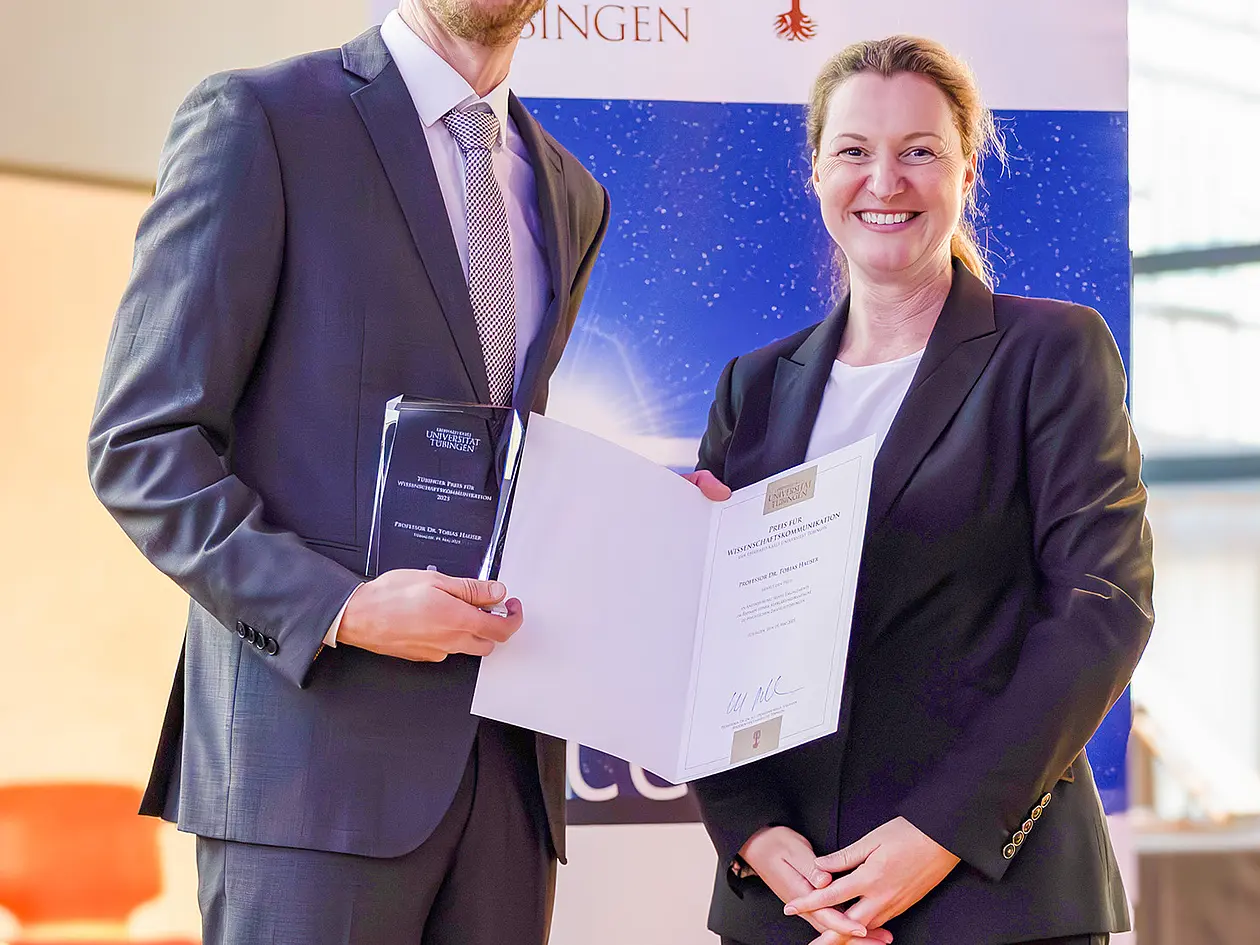 Professorin Dr. Katja Schenke-Layland, Prorektorin für Forschung, Innovation und Transfer der Universität Tübingen, überreicht den Preis für Wissenschaftskommunikation an Professor Dr. Tobias Hauser für seine Aufklärungskampagne zu psychischen Zwangsstörungen.