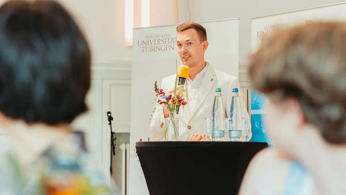 Dr. Alexander Gorskiy gratuliert den Studierenden zu ihren herausragenden akademischen Leistungen 