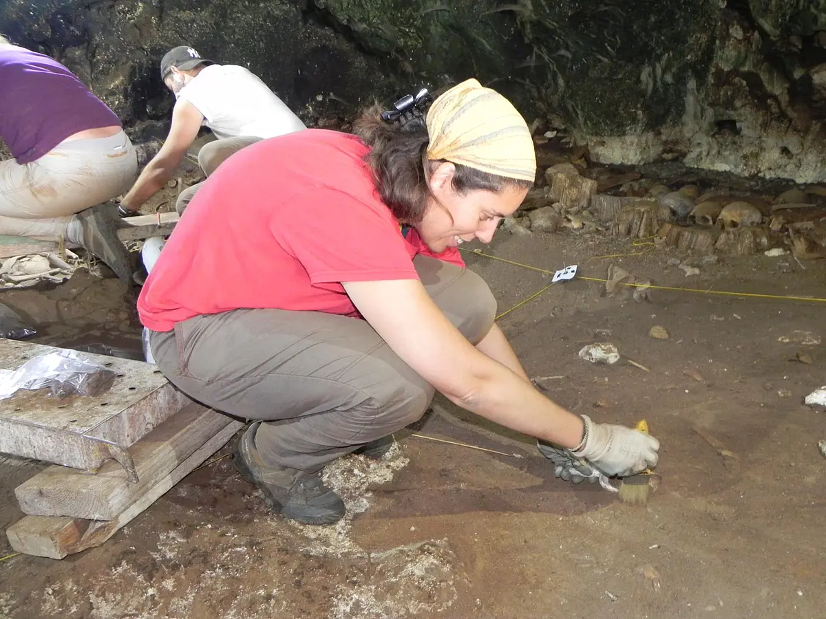 Arbeit in der Höhle: Die Archäologen arbeiten auf engem Raum und legen mit größter Sorgfalt die Knochen frei.