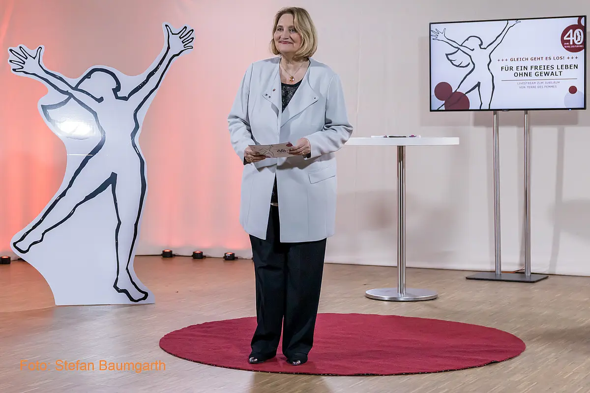 Foto von Christa Stolle beim 40-jährigen Jubiläum von TERRE DES FEMMES