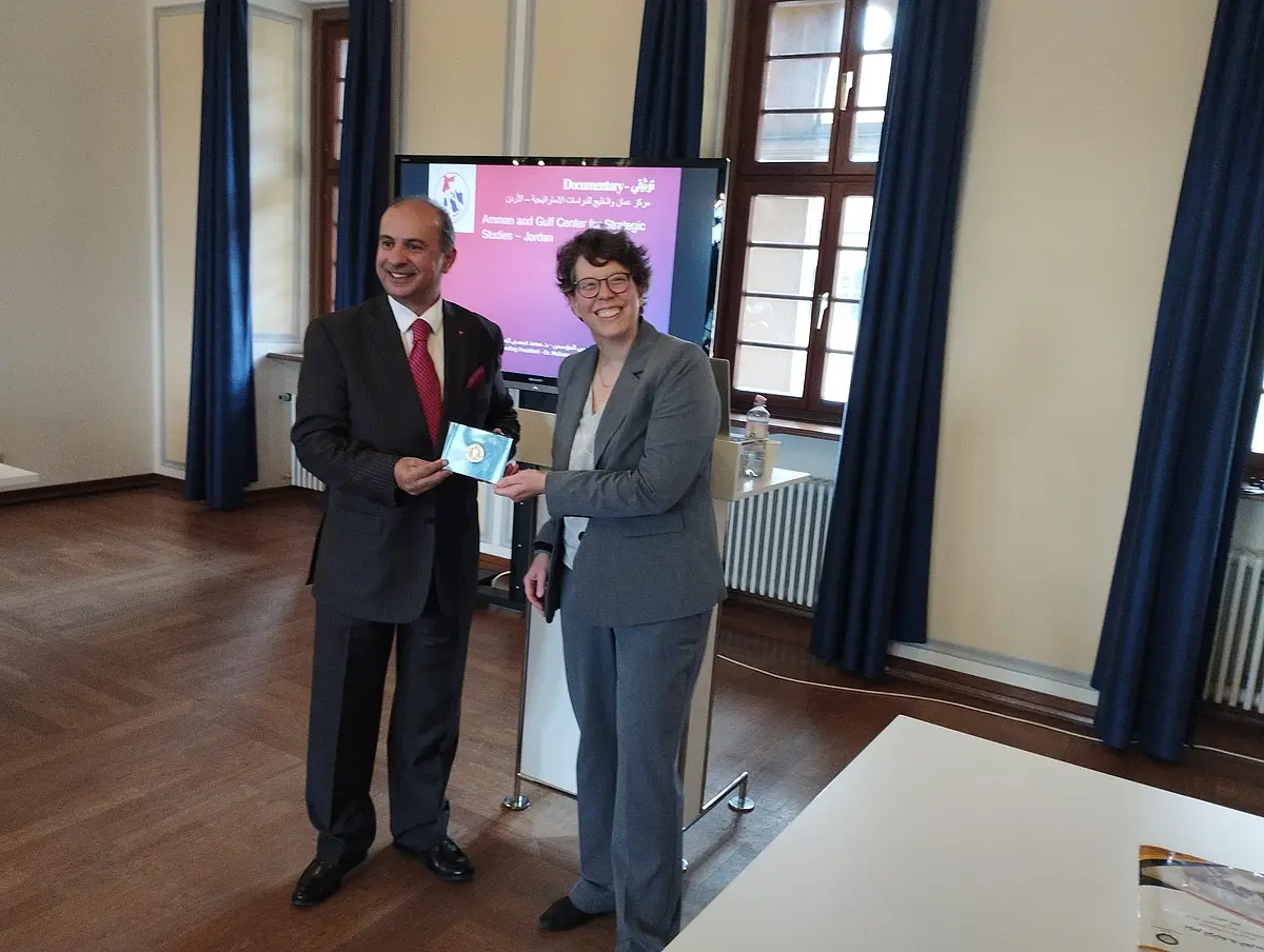 [Translate to English:] Das Bild zeigt SE Dr. Mohammad Issa al-Edwan und Prof. Dr. Regula Forster im Fürstenzimmer im Schloss Tübingen 