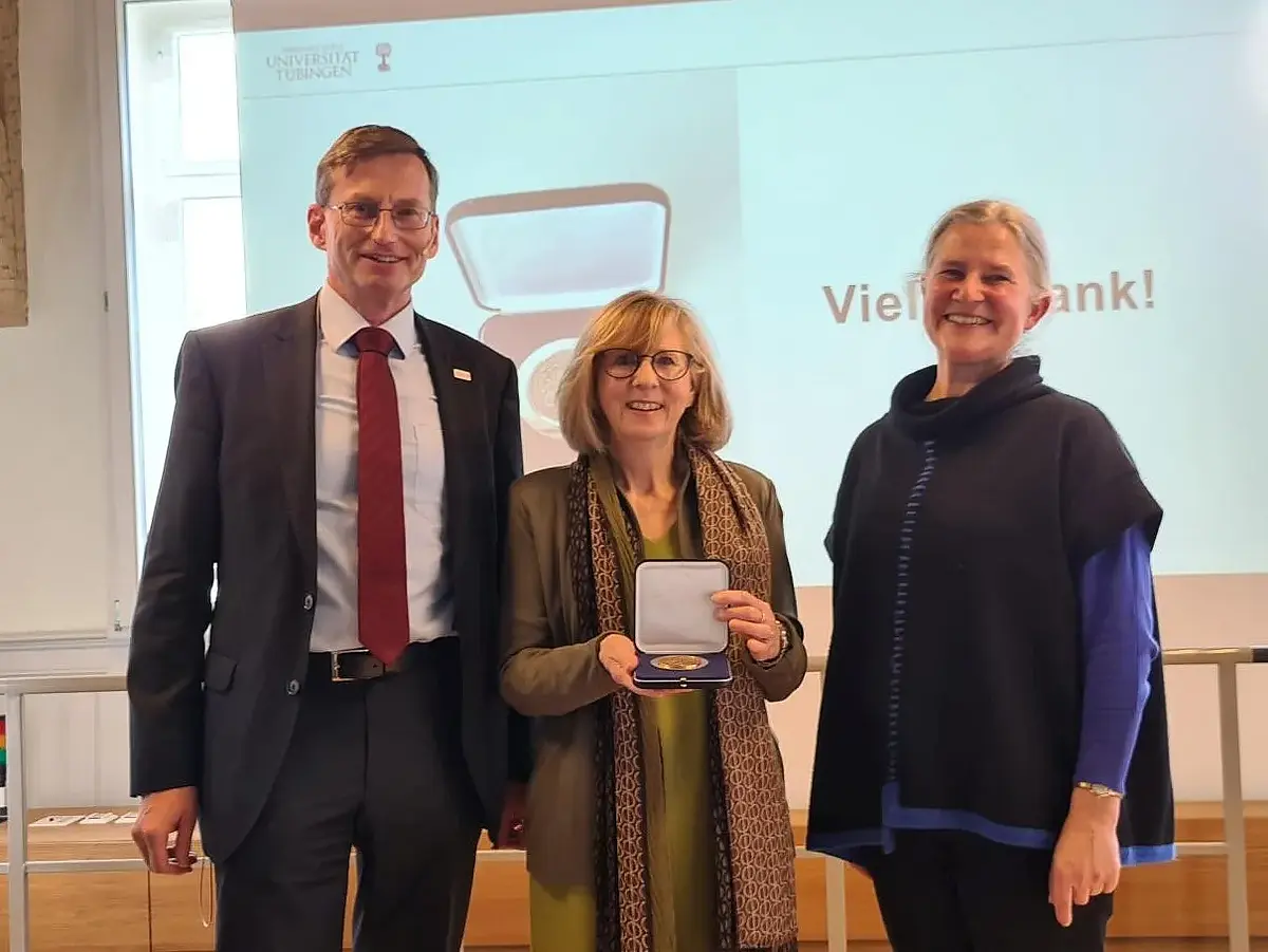 Kanzler Dr. Andreas Rothfuß und Rektorin Professorin Karla Pollmann überreichen Sabine Fath (Mitte) die Universitätsmedaille für ihren jahrzehntelangen Einsatz für die Universität.