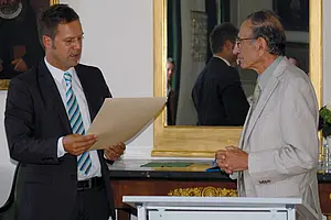 Professor Dr. Ansgar Thiel, Dekan der ehemaligen Fakultät für Sozial- und Verhaltenswissenschaften, überreicht Professor Dr. Allen Guttmann die Urkunde der Ehrendoktorwürde. Foto: Jochen Mayer