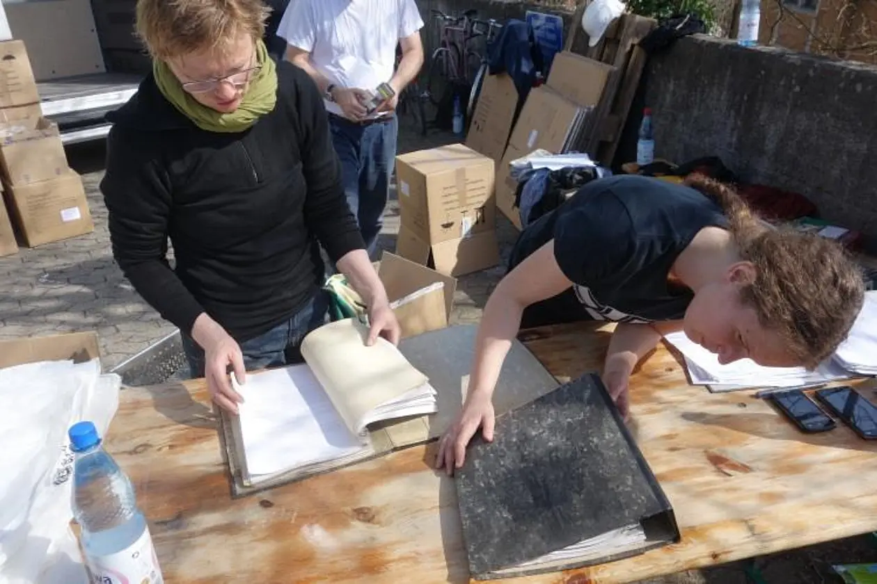 Mitarbeiterinnen des Ludwig-Uhland-Instituts für Empirische Kulturwissenschaft untersuchen geborgenes Material auf Wasserschäden. Foto: Ulrich Hägele