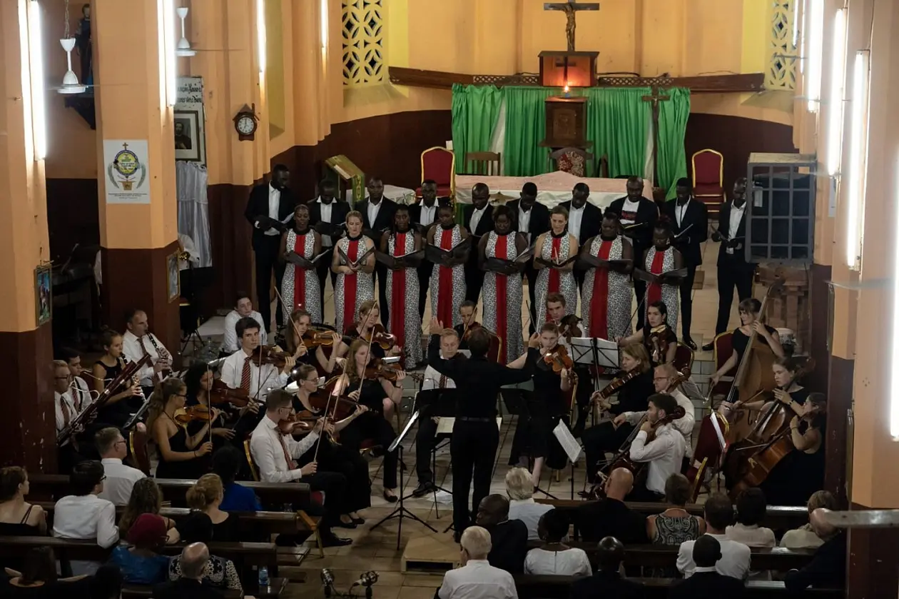 Das Akademische Orchester spielt in der Kirche St François Xavier.