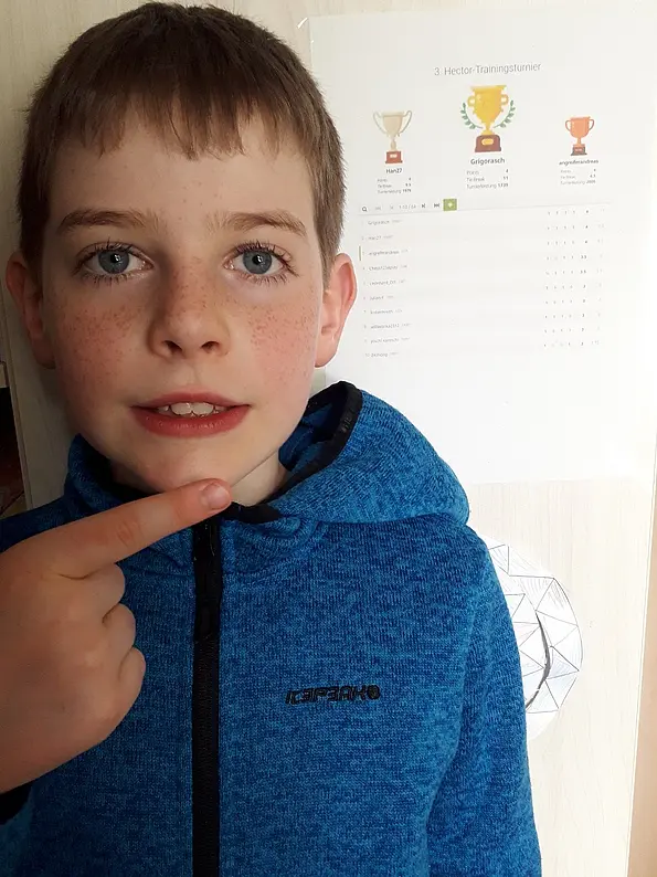Foto mit Andreas, Sieger des Online-Schachturniers 