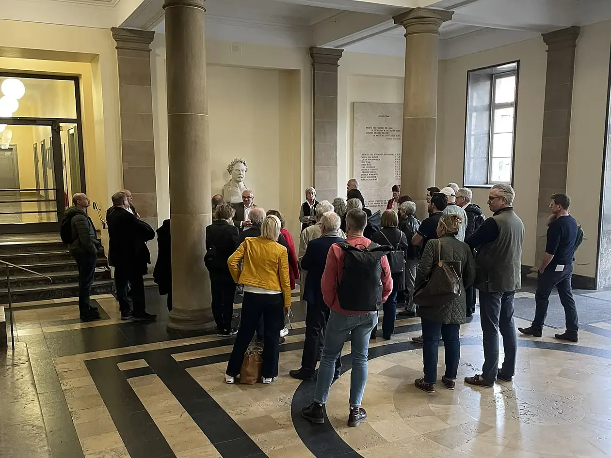 Alumni der Universität Tübingen vor der Mamorbüste von König Wilhelm I. im Foyer der Neuen Aula