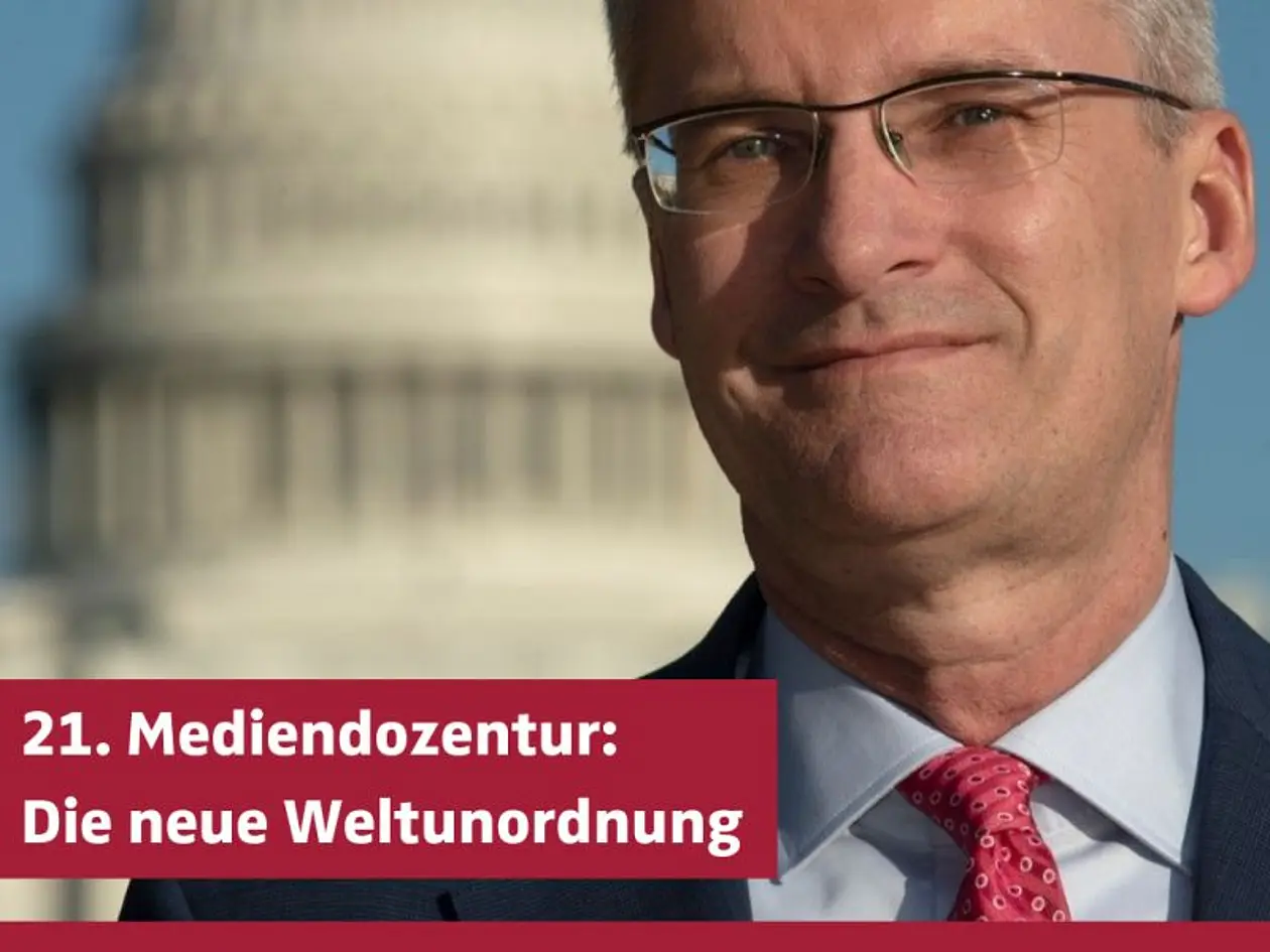 Veranstaltungsplakat mit großem Porträt von Elmar Theveßen im Vordergrund, im Hintergrund das unscharfe US‑Kapitol. Auf dem Plakat steht: ‚21. Mediendozentur: Die neue Weltunordnung‘ sowie ein Hinweis auf eine Analyse zu Donald Trumps Angriff auf die Demokratie und der Termin 03. Juni 2026.