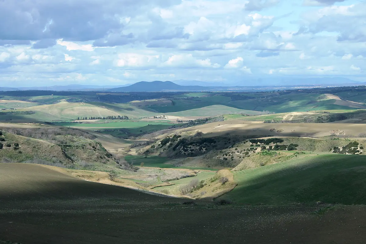 Die Hügel von Tarquinia mit Vulci im Hintergrund.