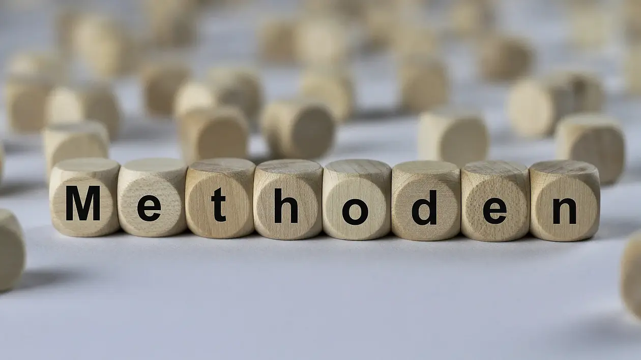 Dieses Symbolbild zeigt eine Reihe Würfel mit aufgedruckten Buchstaben. Die Buchstaben ergeben das Wort "Methoden".