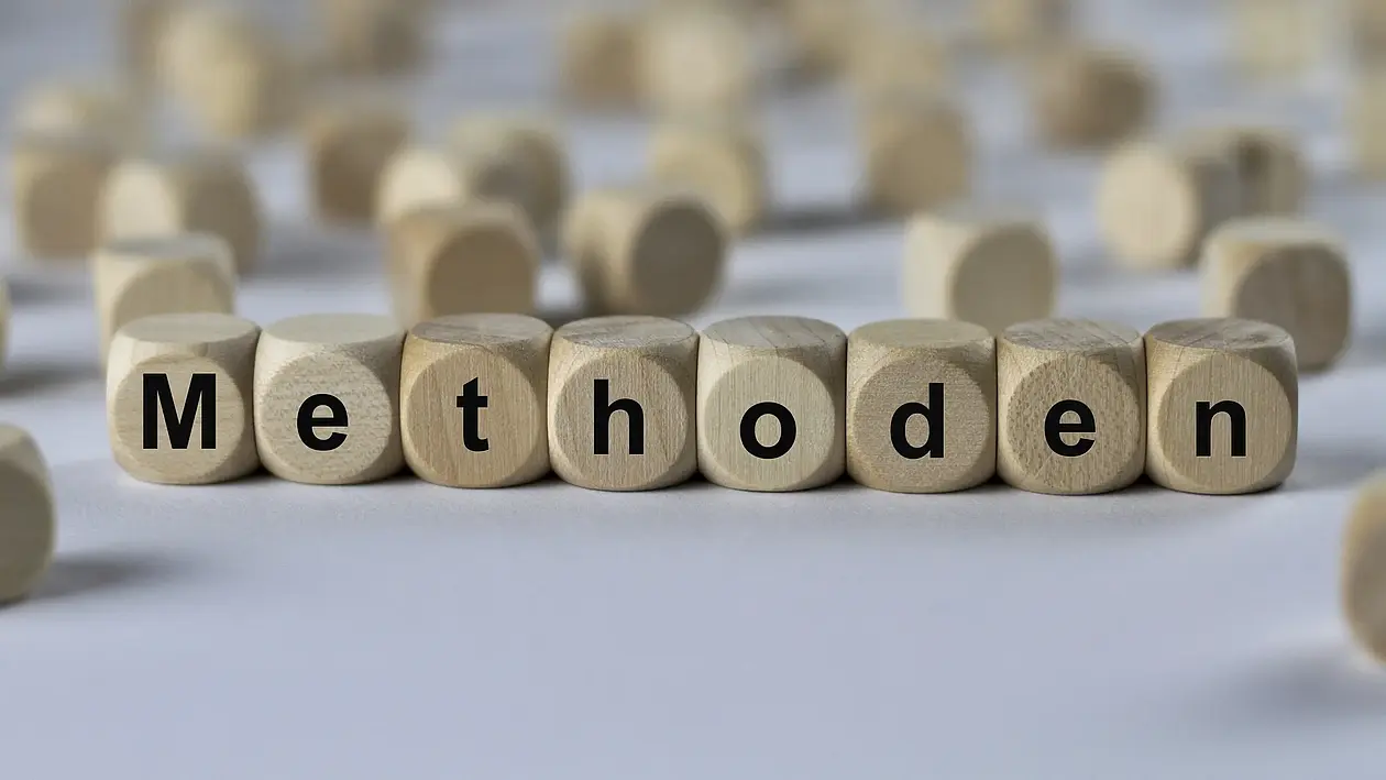 Dieses Symbolbild zeigt eine Reihe Würfel mit aufgedruckten Buchstaben. Die Buchstaben ergeben das Wort "Methoden".