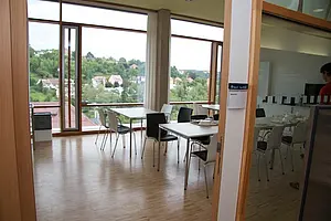 Blick in den hellen und freundlich gestalteten Speisesaal des Neubaus.