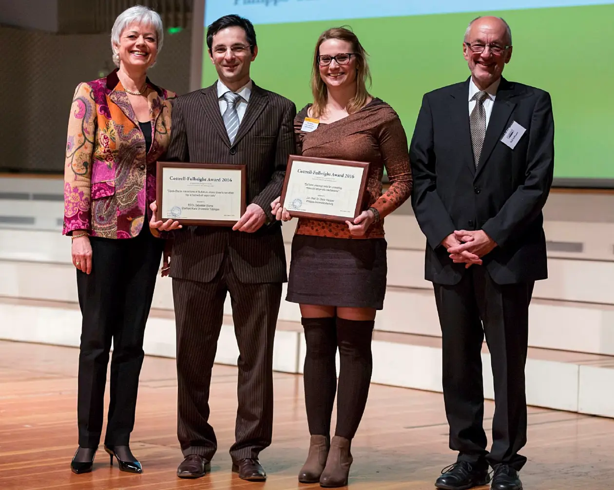 Cornelia Quennet-Thielen, Staatssekretärin im Bundesministerium für Bildung und Forschung (links), und Dr. Rolf Hoffmann, Geschäftsführender Direktor der Fulbright-Kommission (rechts), überreichen den ersten Cottrell-Fulbright Award an Dr. Olalla Vázquez (2. von rechts) und Dr. Sebastian Slama (2. von links). Foto: Fulbright-Kommission