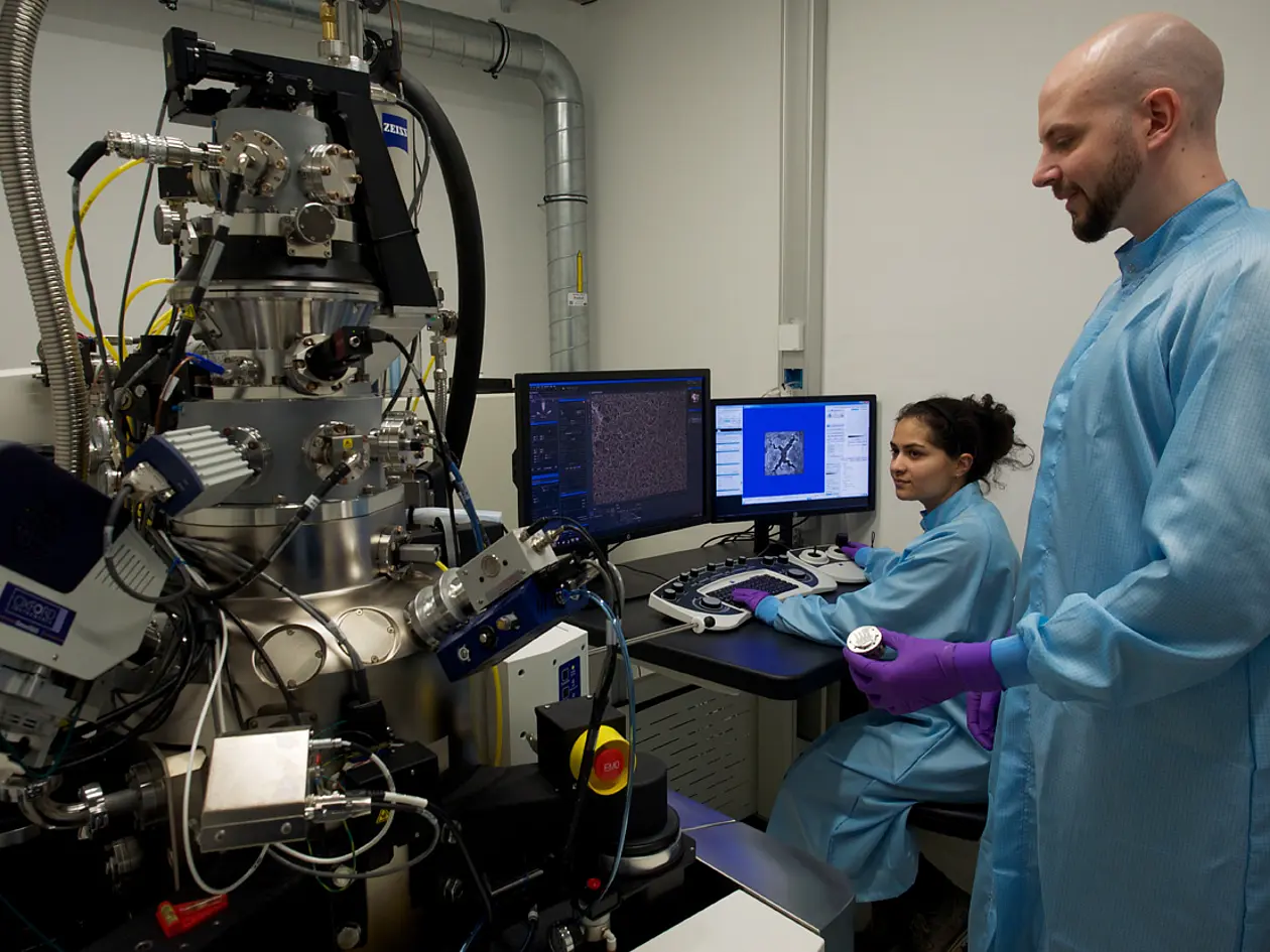 Doktorandin Inci Can (sitzend) und Dr. Ronny Löffler, wissenschaftlicher Mitarbeiter am Center for Light-Matter Interaction, Sensors & Analytics (LISA+). Foto: Universität Tübingen / Friedhelm Albrecht