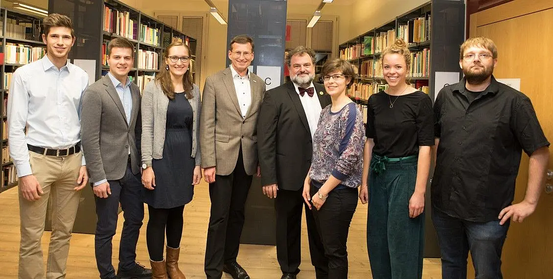 Preisträgerinnen und Preisträger von links nach rechts: Michael Stecher, Stefan Moderau, Lena Schlegel, Kanzler Dr. Andreas Rothfuß, Prof. Dr. Thomas Potthast, Bianca Rau, Lynda Wolff, Thomas Stüber