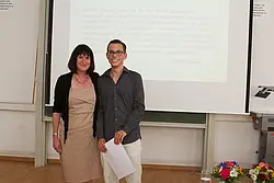 In der Kategorie Schrift erhielt Florian Neuner den Preis für seinen Text „Song-and-dance-man, links Prorektorin Karin Amos.