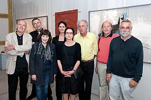 Gruppenbild mit Dr. Ernst Seidl, Leiter des MUT (2. v. li.) und der Vorsitzenden des Künstlerbundes Cornelia Szelényi (4. v.li.), sowie den beteiligten Künstlern. Foto: Valentin Marquardt