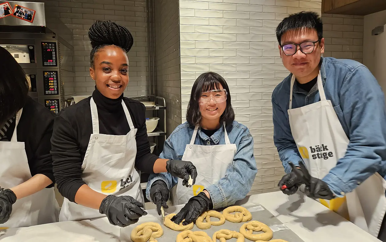 Studierende beim Brezelbacken in Mössingen