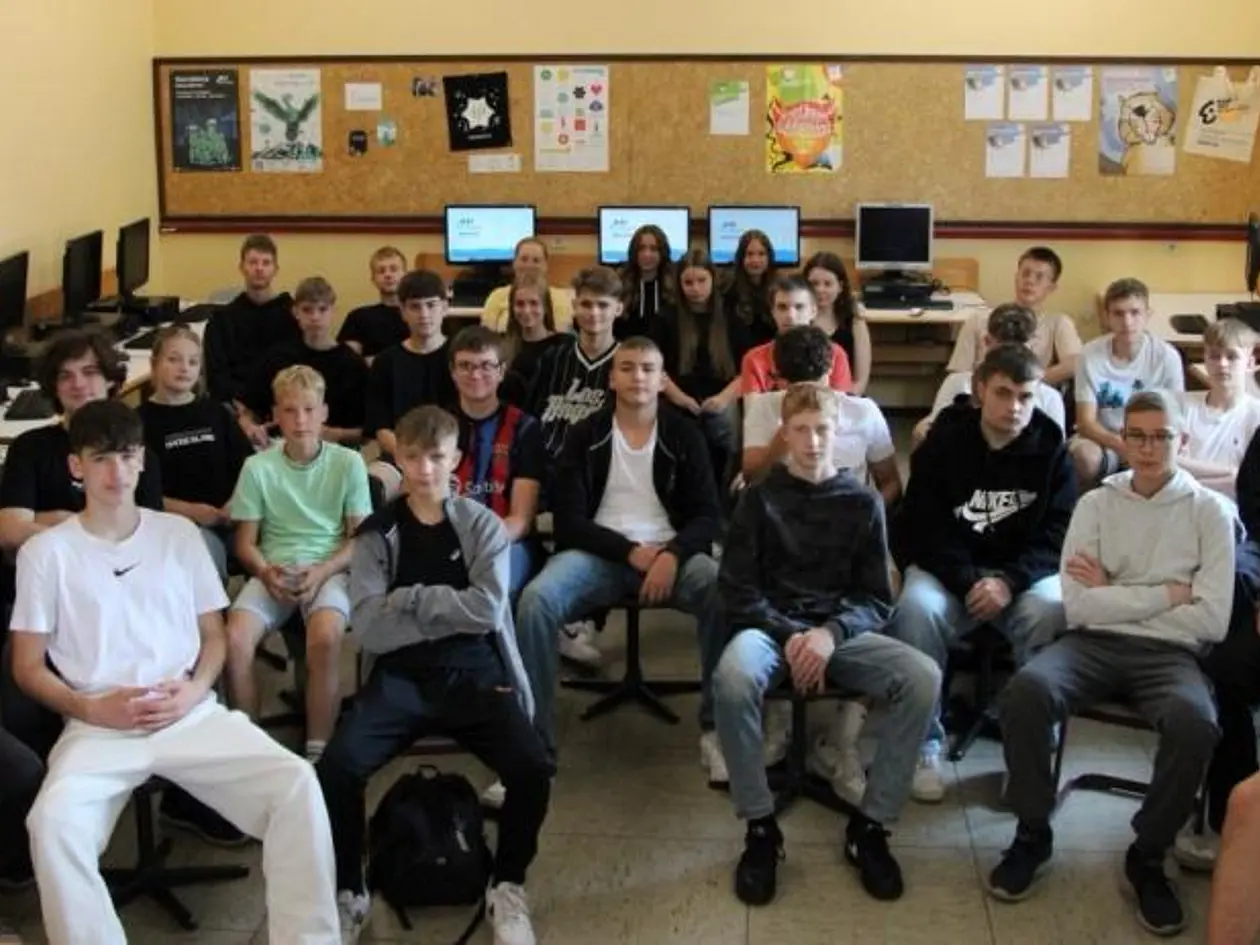 Gruppenfoto einer Schulklasse der Anne-Frank-Schule Molbergen im Klassenzimmer sitzend