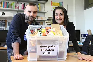 Sebastian Mutz und Solmaz Mohadjer mit einer Box mit Unterrichtsmaterialien für die „Erdbeben-Erziehung“. Die Boxen sind für interessierte Lehrerinnen und Lehrer sowie Mitarbeiterinnen und Mitarbeiter der Universität Tübingen kostenlos erhältlich. Foto: Friedhelm Albrecht/Universität Tübingen