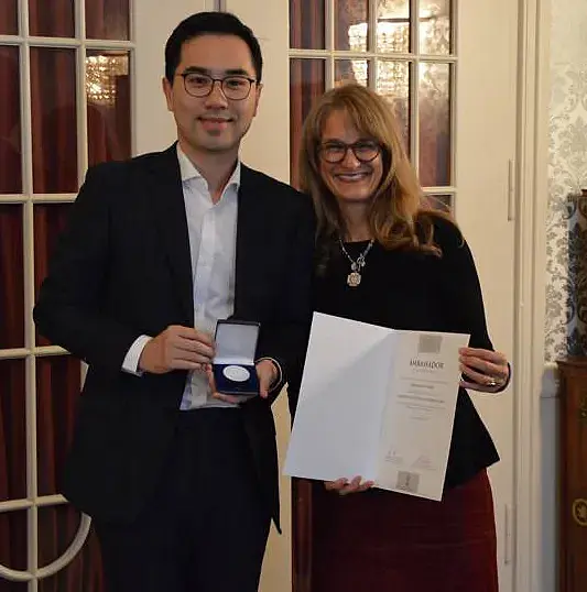 Professor Yi Jiang und Professor Monique Scheer. 