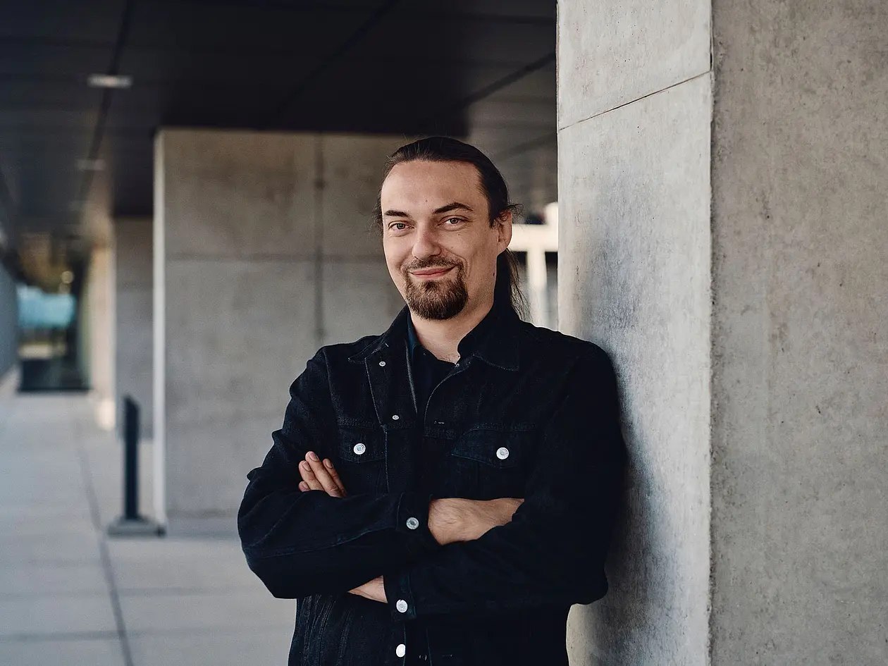 Mario Krenn lehnt an einer Wand für ein Foto