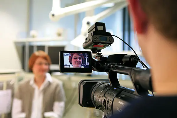 Im Fokus der Kamera: Professor Dr. Stephanie Grond, Inhaberin des Lehrstuhls für Organische Chemie. Foto: Oliver Häussler
