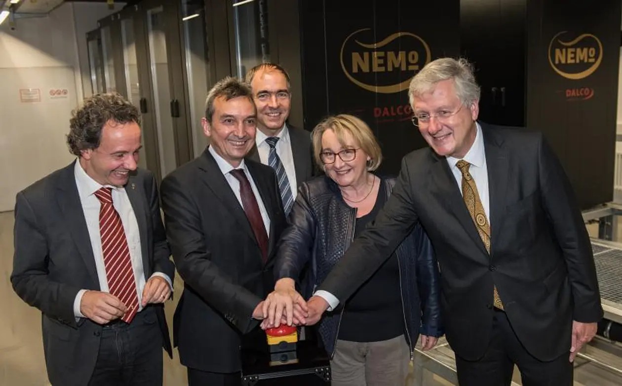 Hans-Jochen Schiewer, Theresia Bauer, Gerhard Schneider, Peter Gratwohl und Thomas Walter (von rechts) beim symbolischen Start des Freiburger Hochleistungsrechners. Foto: Patrick Seeger