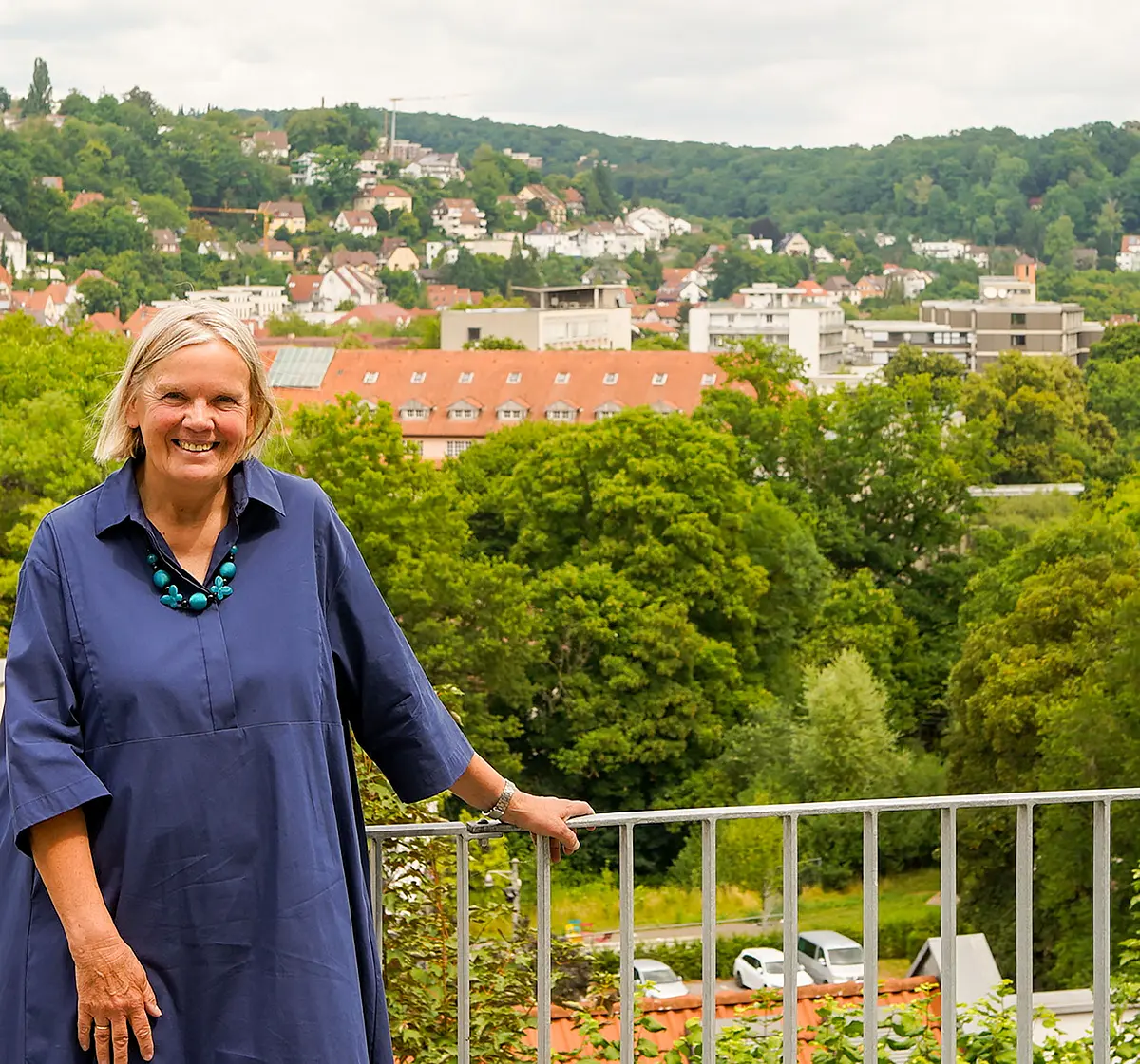 Anke Stöver-Blahak, im Hintergrund der Brechtbau (Mitte rechts im Bild)
