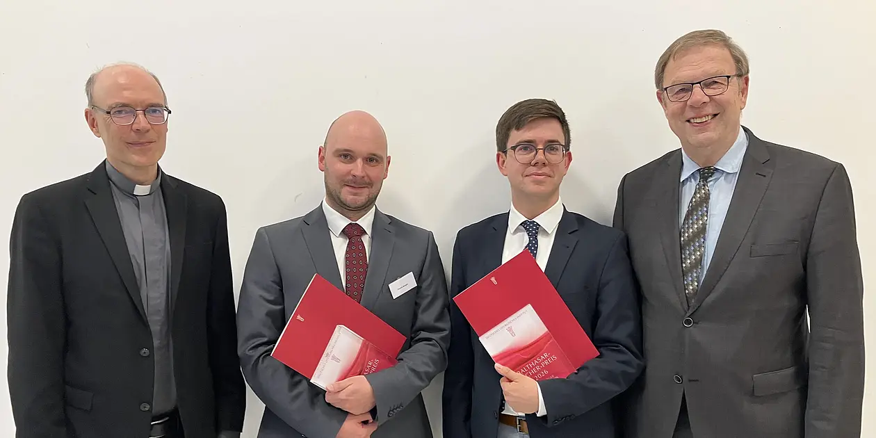 Zu sehen sind von links nach rechts: Dr. Marius Linnenborn (Leiter des liturgischen Instituts), Dr. Martin Berger (Assistenzprofessor für Liturgiewissenschaft, Luzern), Dr. Dominik Abel, Prof. Dr. Martin Klöckener (Professor der Liturgiewissenschaft, Fribourg)