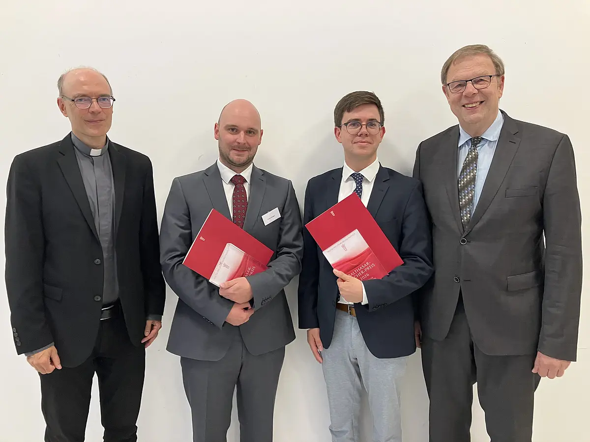 Zu sehen sind von links nach rechts: Dr. Marius Linnenborn (Leiter des liturgischen Instituts), Dr. Martin Berger (Assistenzprofessor für Liturgiewissenschaft, Luzern), Dr. Dominik Abel, Prof. Dr. Martin Klöckener (Professor der Liturgiewissenschaft, Fribourg)