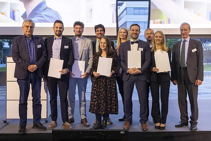 (v.l.) Arne Braun - Staatssekretär des Ministeriums für Wissenschaft Forschung und Kunst Baden-Württemberg, Dr. Michael Niemeyer, Dr. Johannes Dahlke, Dr. Ali Riza Durmaz, Dr. Kathrin Pollmann, Dr. Franziska Babel, Dr. Niklas Goby, Prof. Dr. Oliver Deussen i.V. Dr. Felix Petersen, Dr. Aline Lanzrath und Dr. Joachim Schulz - Vorsitzender Südwestmetall 