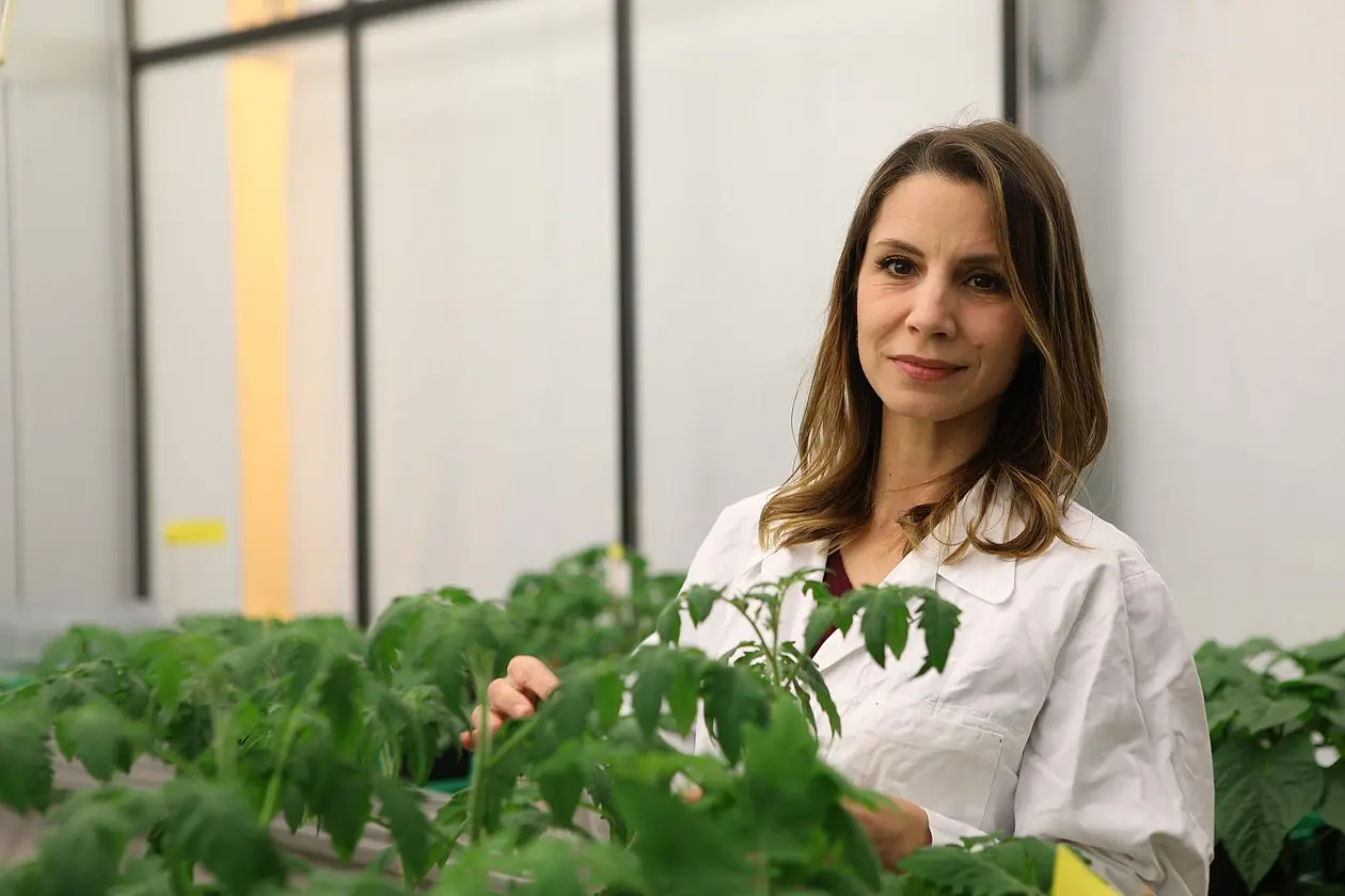 Portraitfoto von Rosa Lozano-Durán mit Pflanzen im Labor